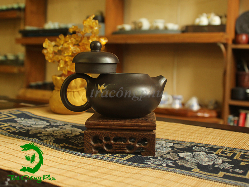 Ấm tử sa văn đán - ATS1362 được chế tác từ chất đất hắc sa